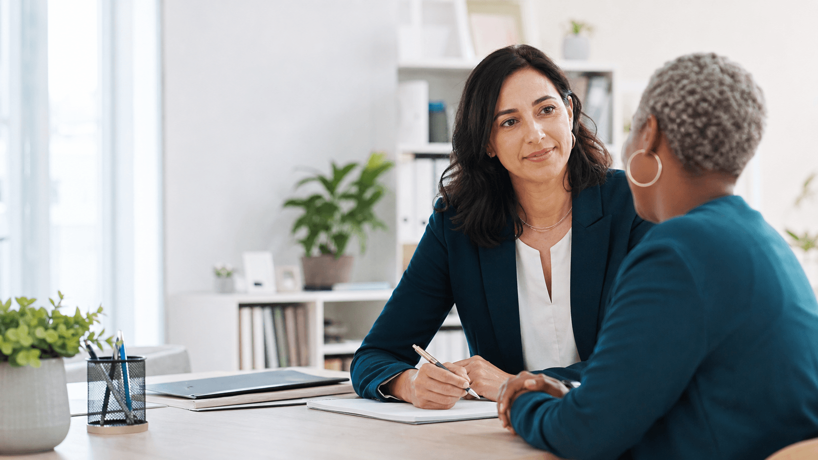 Une professionnelle du social échange avec une personne accompagnée